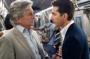 Michael Douglas y Shia LaBeouf en "Wall Street: Money Never Sleeps"